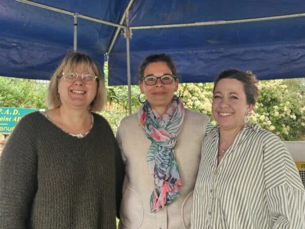 Parmi les bénévoles des Papillons blancs, association attachée à l'Ehpad de l'Isle, Nathalie aide-soignante, Carole et Laetitia ASH. Sourire et charme à la buvette !