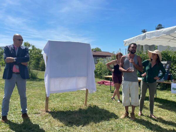 l’inauguration officielle du panneau du verger communal en présence de M. le Maire.