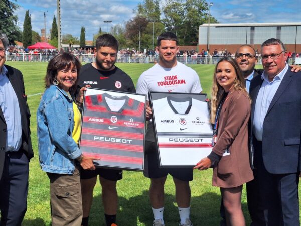 La présidente Carole Delga et Johana Cortiade (présidente de l’UCF XV) ont reçu en cadeau deux magnifiques maillots