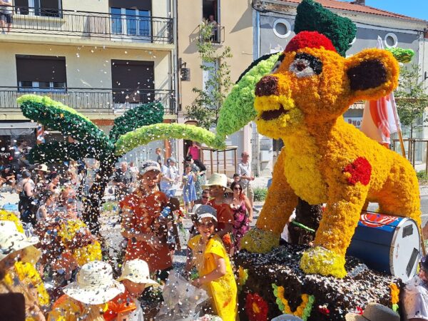La bataille de confettis fait rage