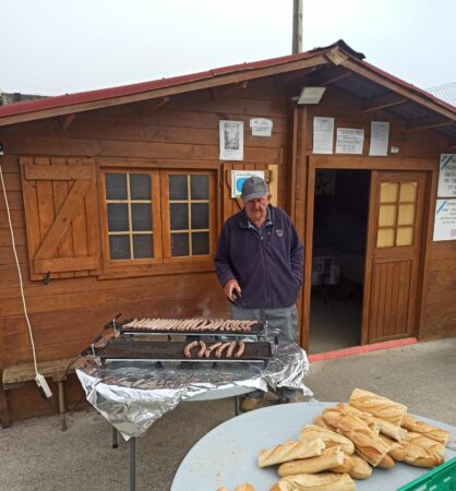 Julien Decap, ancien président historique de l'Amicale de pêche de Saint-Marcet, toujours aux manettes du barbecue pour les concours.