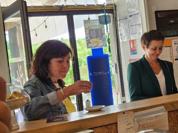 Carole Delga et Karin Bernard Guelle, présidente d'Alter Ego, à la Cafetière d'Aurignac.