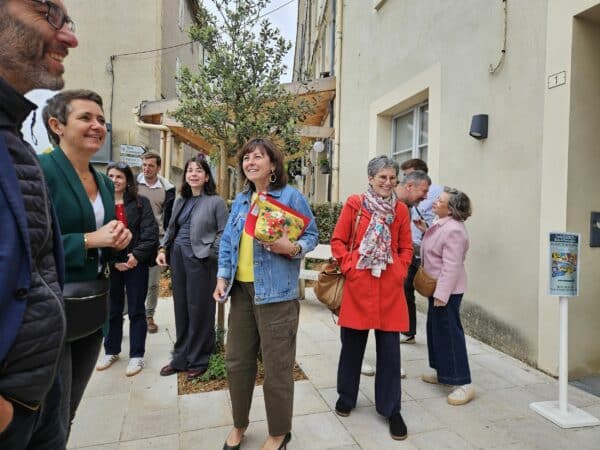 Carole Delga, Loïc Gaujard et les bénévoles associatifs d'Alter Ego et de la Cafetière, à Aurignac.