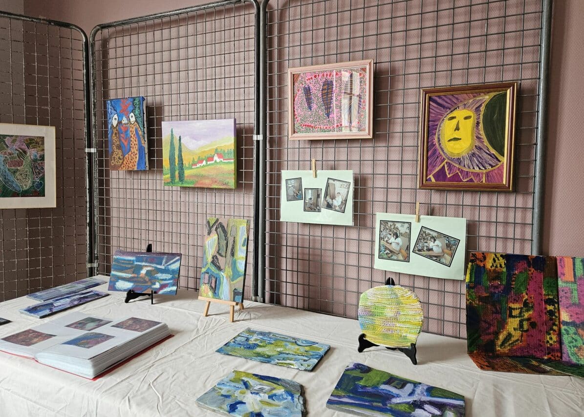 Artiste authentique et libre, Cécile Quercy expose à la mairie d'Aurignac.