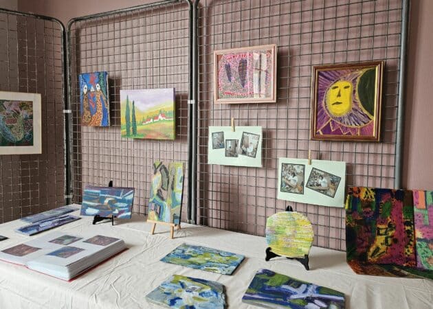 Artiste authentique et libre, Cécile Quercy expose à la mairie d'Aurignac.