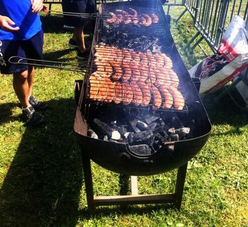 Des grillades et de la bonne humeur à la soirée du comité des fêtes. (photo illustration)