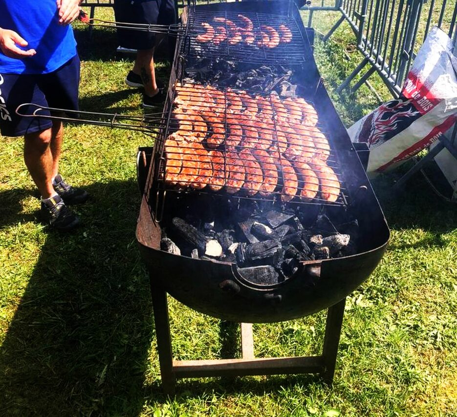 Des grillades et de la bonne humeur à la soirée du comité des fêtes. (photo illustration)
