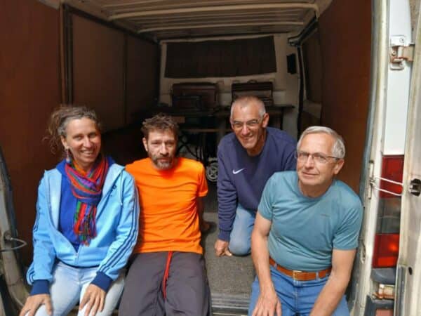 L'équipe de l'R de Rien Couture et Jean-François Coutens à Laguépie dans le Tarn, pour le don de machines à coudre.