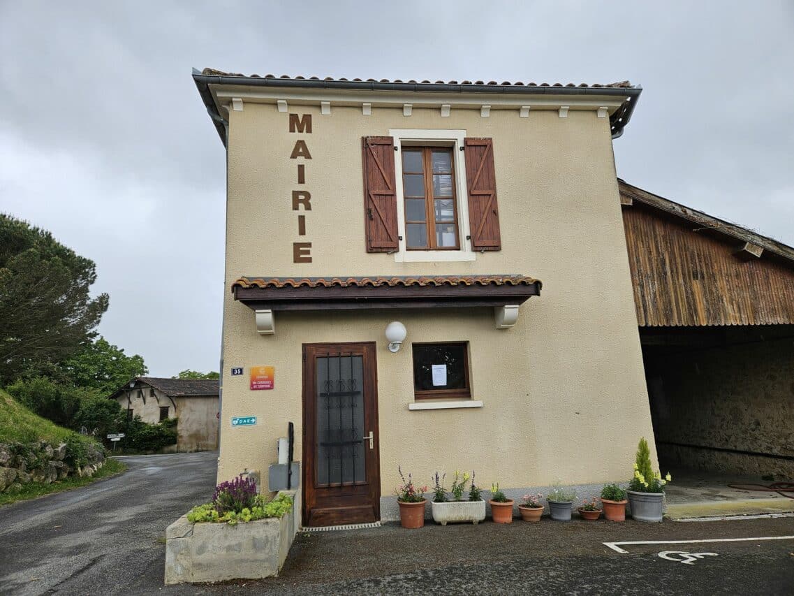 Une altercation violente à l'assemblée générale du comité des fêtes de Mondilhan, la maire s'exprime.