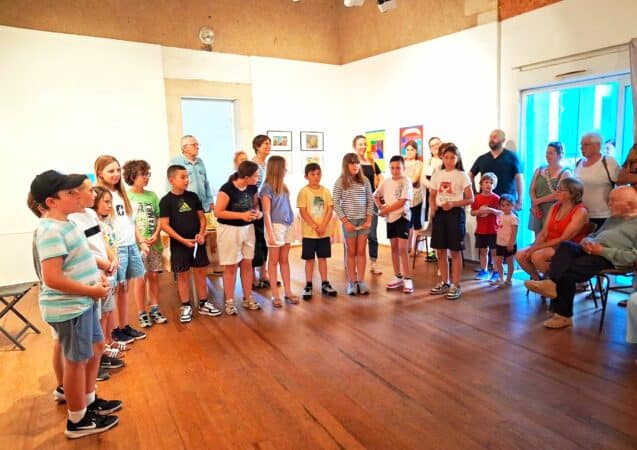 Le vernissage de l'expo des écoliers d'Anan à Saint-Frajou. Un travail pédagogique inspiré du peintre Kandinsky.
