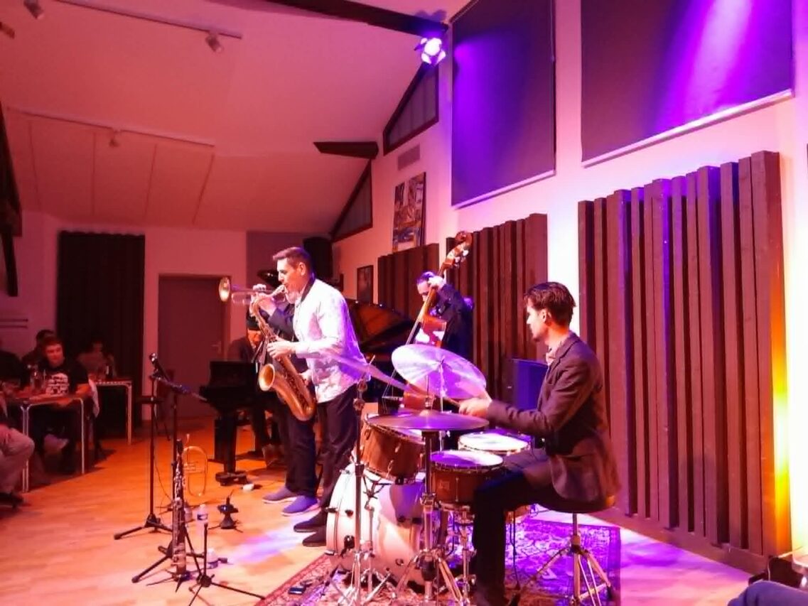 Blue Train Quintet, un groupe de jazz talentueux, où l'harmonie et la complicité s'allient à la virtuosité et à l'intelligence musicale.