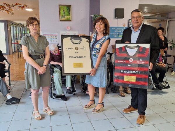 Carole Delga et Raymond Defis ont remis les maillots à la directrice Florence Pizzato