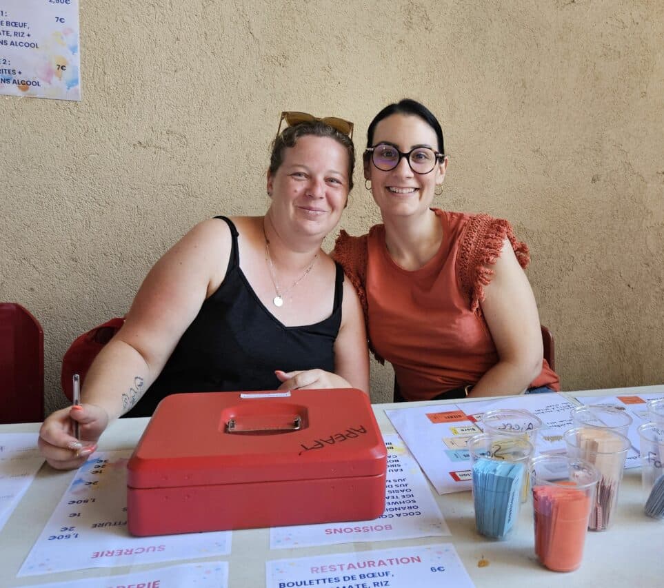 Au marché des créateurs et artisans l'Alan, Jessica et Marie de l'APE à la billetterie du repas.