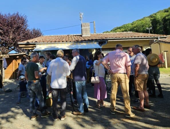 Apéritif inaugural au camping des Petites Pyrénées à Aurignac.