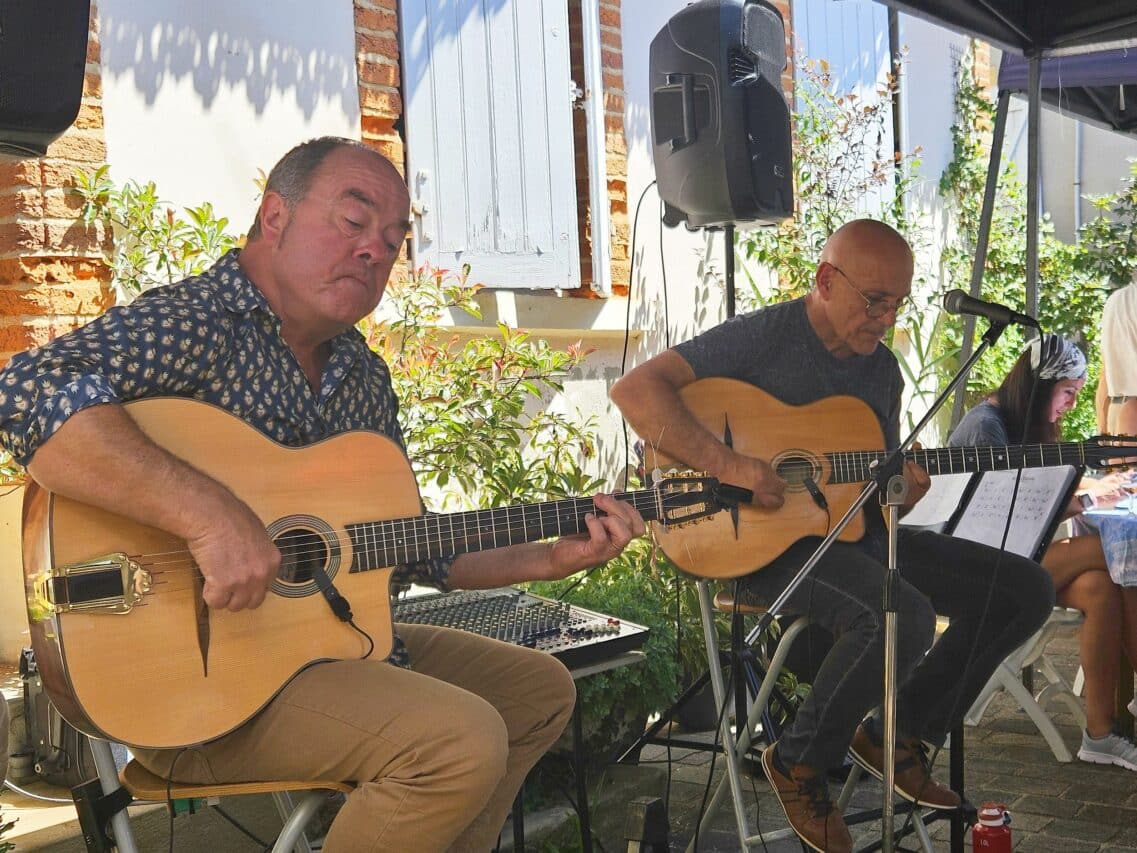 Le duo Caravan Pass et son répertoire jazz manouche et standard, à la terrasse de Broc and Brol.