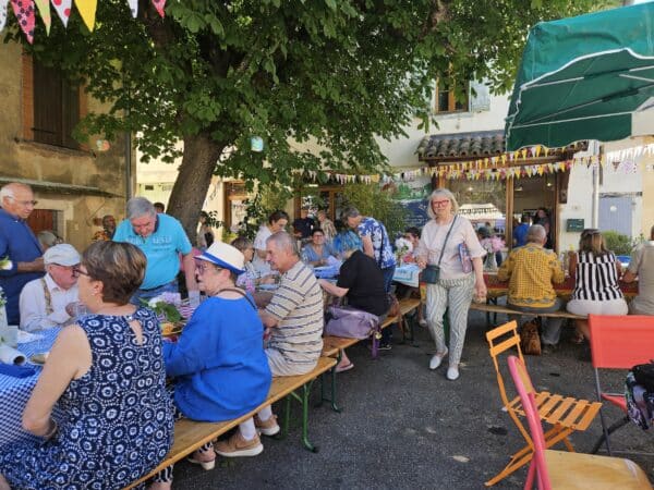 Affluence au banquet de la fête des Possibles.