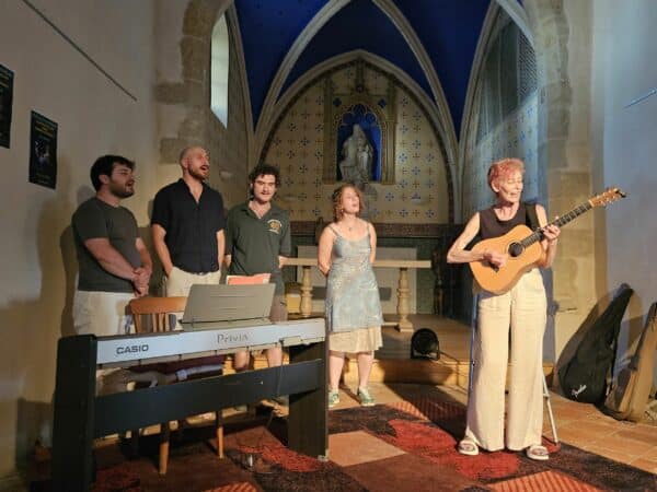 Joy Askew en concert à la chapelle de Monléon, entourée d'artistes en résidence, un moment exceptionnel.