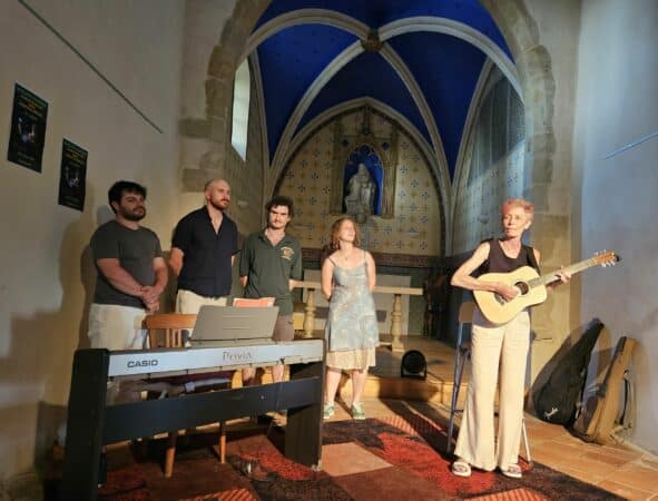 Joy Askew en concert à la chapelle de Monléon, entourée d'artistes en résidence, un moment exceptionnel.