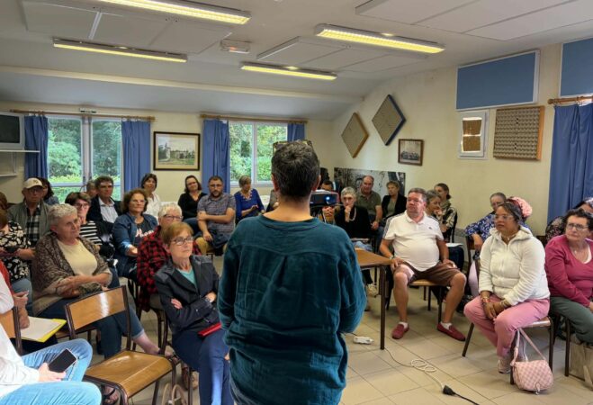Échanges constructifs lors de la réunion-débat présentant le projet d'habitat partagé Alzheimer, La Maison de Monique, sur le territoire du Cap d'Astarac.