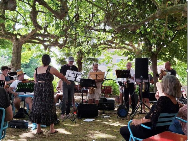 Les élèves de l'école ADAC en démonstration sous la baguette de Claire Prioux, à la Fête de la musique de Montmaurin.