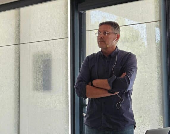 Olivier Dayrens, archéologue photographe à l'INRAP, en conférence au musée de l'Aurignacien.