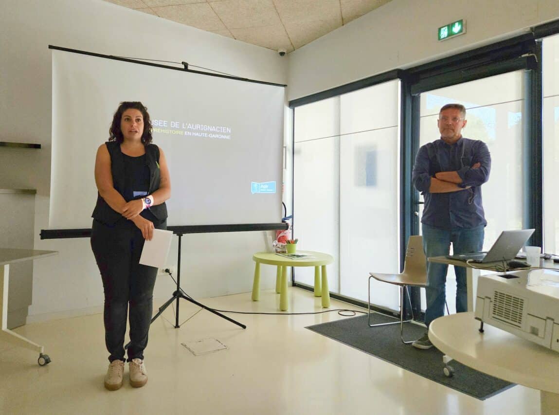 Le conférencier archéologue et photographe Olivier Dayrens, présenté par Marie animatrice au musée de l'Aurignacien.