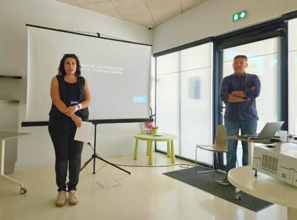 Le conférencier archéologue et photographe Olivier Dayrens, présenté par Marie animatrice au musée de l'Aurignacien.