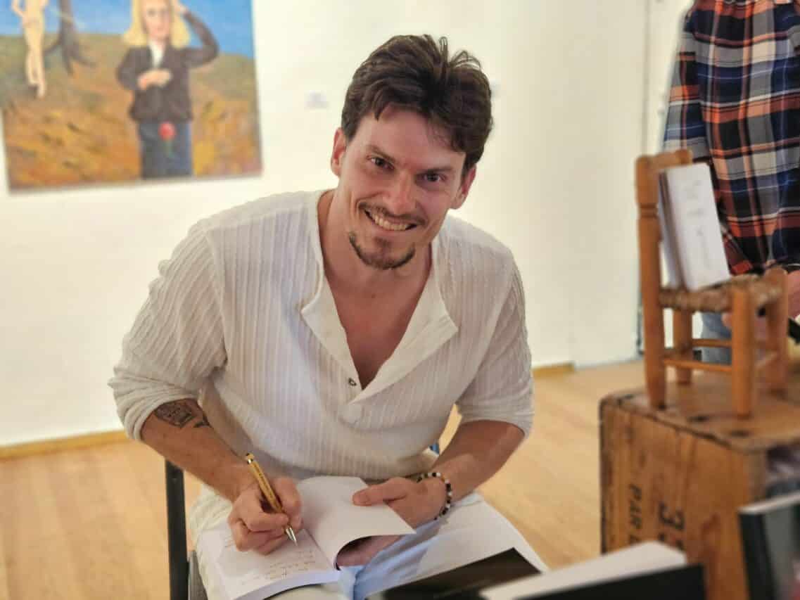 Auteur à succès et professeur de math, Florent Barthel écrit des thrillers psychologiques passionnants qui font aussi réfléchir. Il les présente à Saint Frajou avec charme et talent.