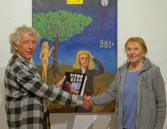 L'artiste OmorO lors du vernissage de son exposition Titan 2358, un projet qui mêle littérature, peinture et science-fiction, au musée de peinture de Saint-Frajou (ici avec Ksenia Milicevic).