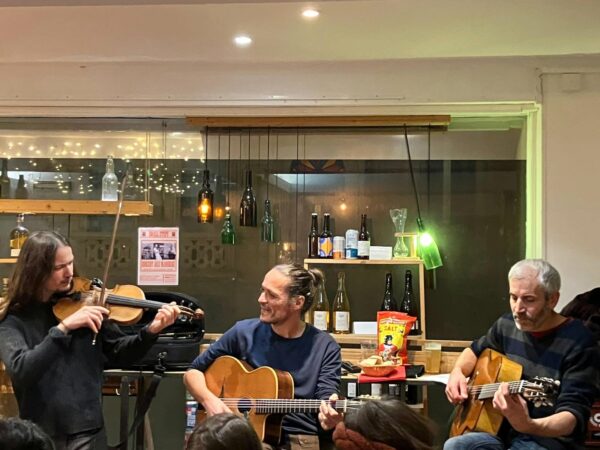 Small Steps, un trio toulousain fan de jazz manouche, en concert à la Pistouflerie.