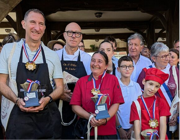 Marion Puech au centre, l'an dernier, championne de tourte pyrénéenne pour la seconde fois (photo mairie de Galan).