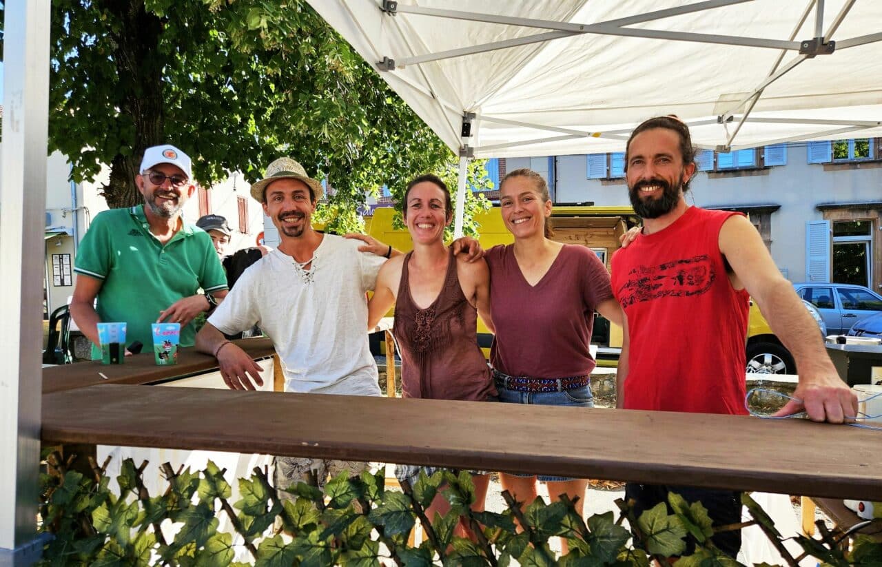 Une partie des bénévoles de l'Atheb (Baptiste, Chloé, Audrey, Mathieu, Nico...) et à gauche Alain du tennis.