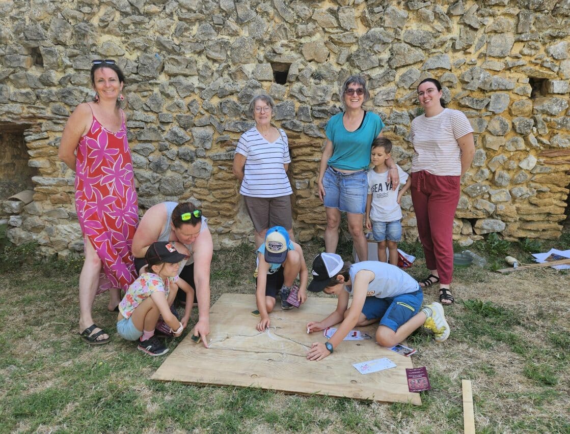 Visite guidée historique et atelier médiéval, une matinée ludique et instructive au château d'Aurignac (à g Magali Landais, à dr Elise Marzin).
