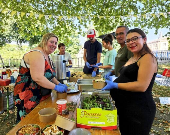 Une belle journée sous les ombrages avec Caisses en Save'On pour son grand vide-greniers estival. (les bénévoles à la préparation des repas)