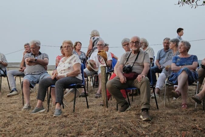 Une partie du public bien installé pour écouter Manel Cheniti à la chapelle Sainte Germaine.
