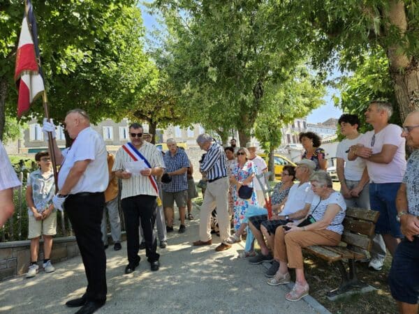 Recueillement à la commémoration du 14 juillet à Aurignac.