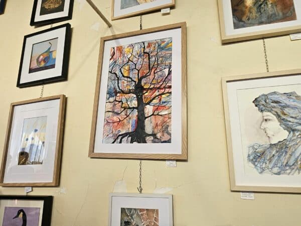 Les oeuvres magnifiques de l'atelier de peinture de Péguilhan, à voir à la chapelle jusqu'au 29 juillet.