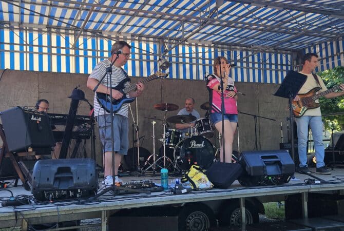 Le Festival live music à Larroque, trois jours de folie bon enfant. (ici le groupe @Rockbase)