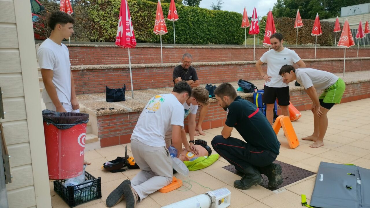 En lien avec les surveillants de la piscine, les sapeurs-pompiers ont effectué un exercice de sécurité grandeur nature.