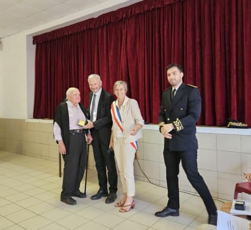 Un moment fort de la cérémonie d'honorariat des maires, la remise de la médaille de l'Assemblée Nationale à Georges Barthe, en présence de sa fille Christine Huppert, du député Jean-René Cazeneuve et du sous-préfet Clément Frézet.