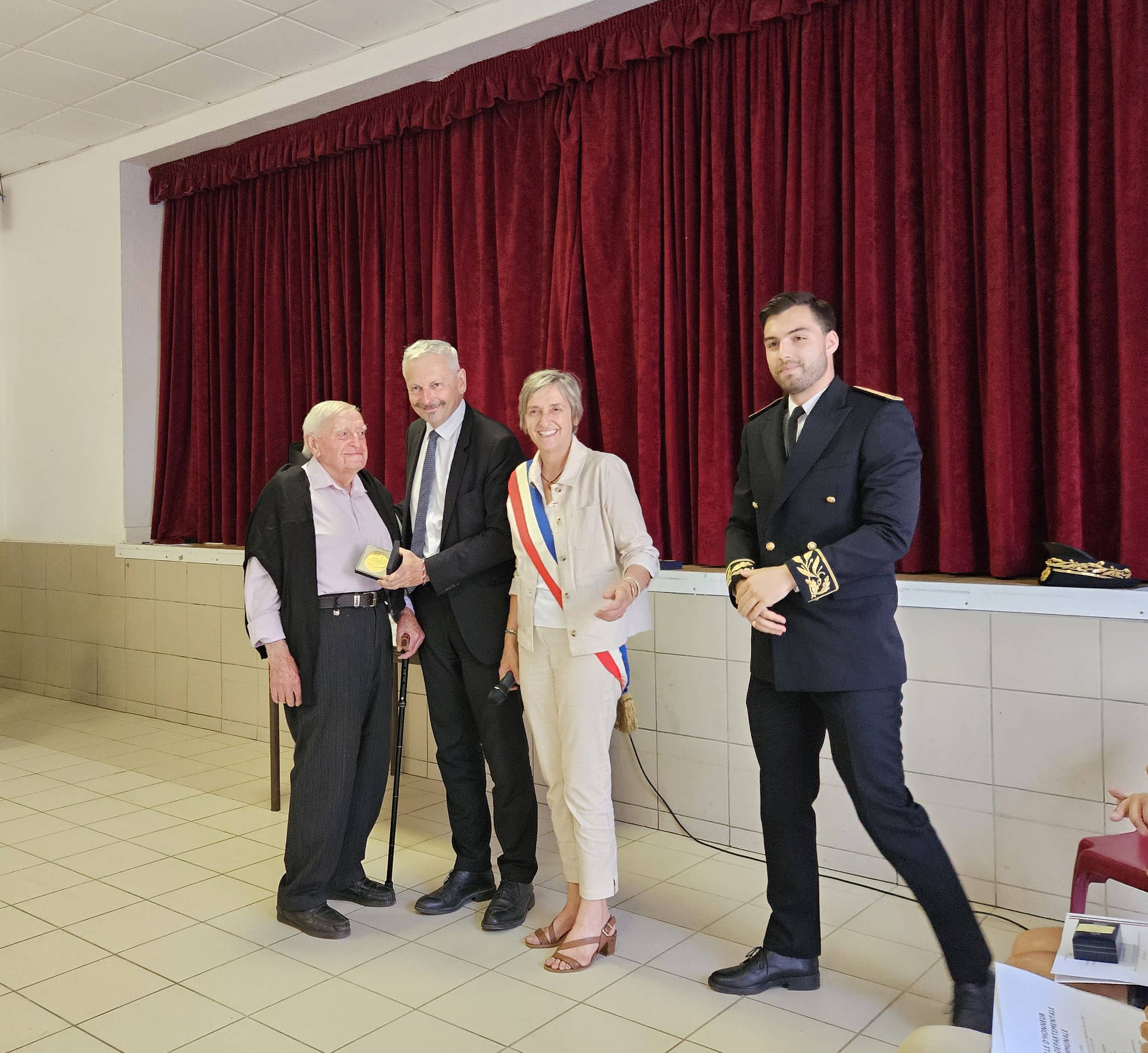 Un moment fort de la cérémonie d'honorariat des maires, la remise de la médaille de l'Assemblée Nationale à Georges Barthe, en présence de sa fille Christine Huppert, du député Jean-René Cazeneuve et du sous-préfet Clément Frézet.