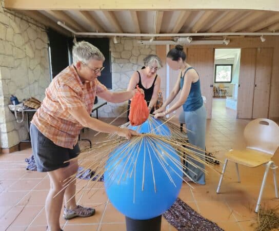 Un abat-jour en jonc, une réalisation en vannerie sauvage à l'arboretum avec Patricia Brangeon (au centre).