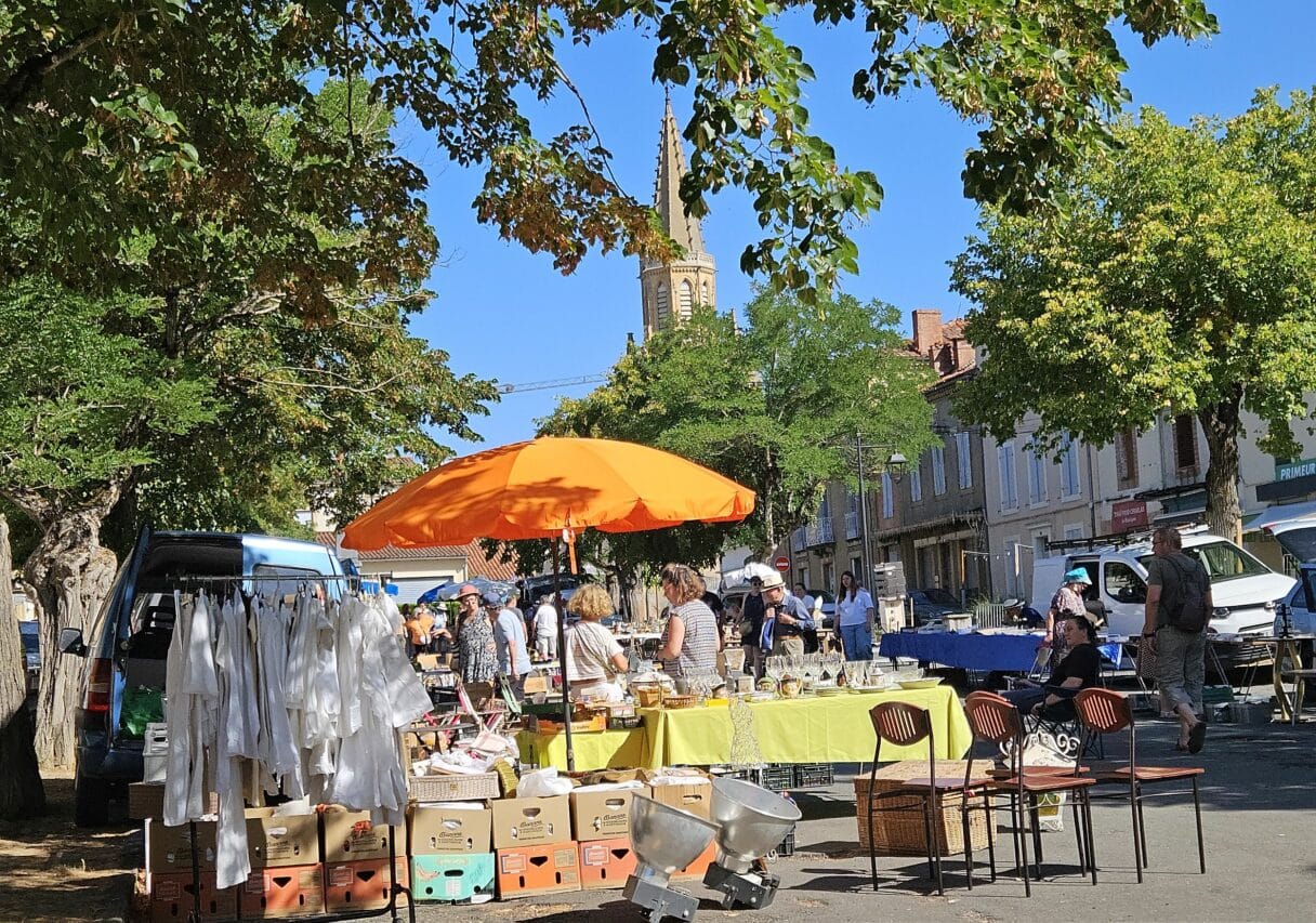 Un beau vide-greniers estival à Boulogne.