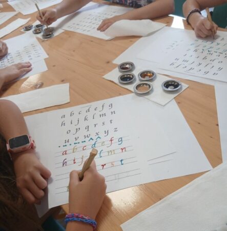 "Les enfants découvrent la calligraphie orientale"