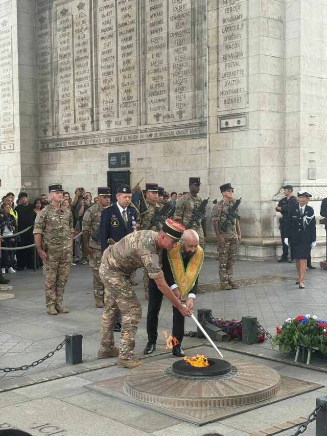 Guillaume Trichard ravive la flamme de la tombe du soldat inconnu