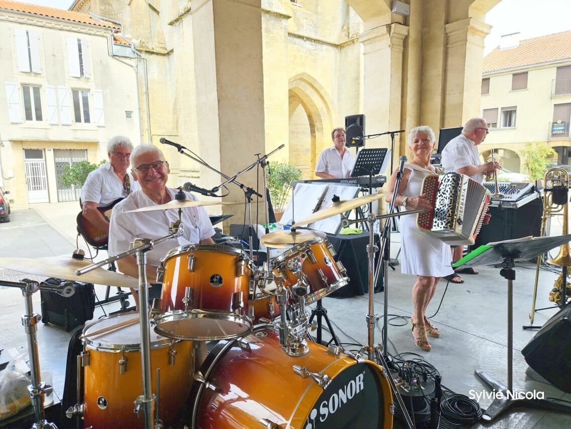Un petit bal musette comme on les aime avec l'orchestre Belle K'danse à Boulogne.