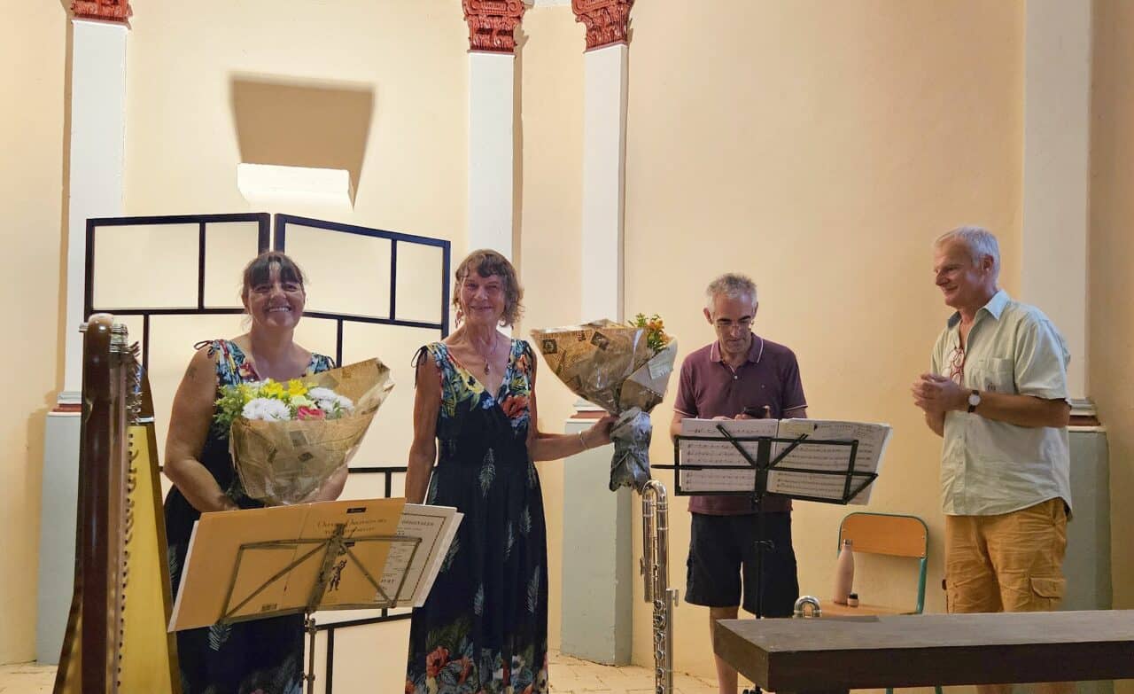 Un concert merveilleux harpes et flûtes célébré par le public, les organisateurs et la municipalité.