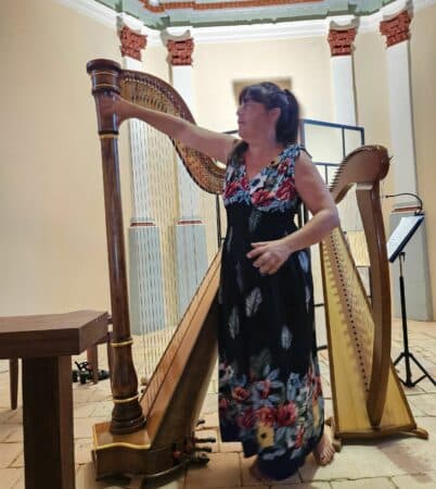 Nathalie Hoffmann présente ses instruments.