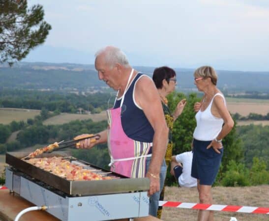Grillades et éclipse commentée, une soirée d'émotions et de partage à Mondilhan.