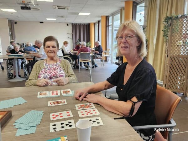 Marie-Thérèse et l'animatrice Aline, lors de l'atelier de scrabble et belote à l'Ehpad, de bons moments de convivialité.